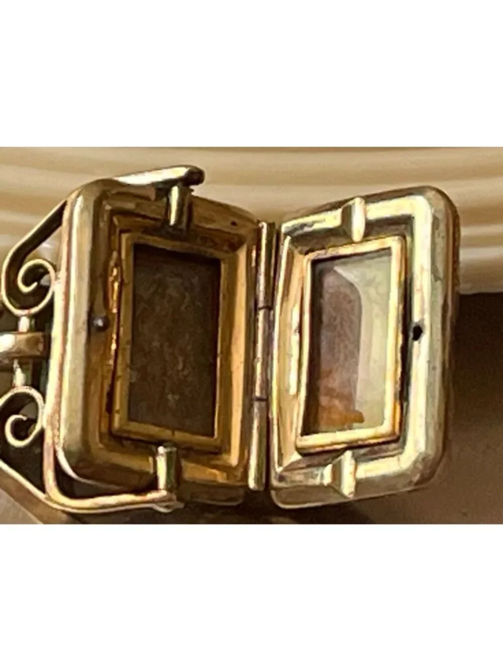 Antique Victorian Onyx & Carnelian Yellow Gold Tone Spinner Charm Locket With Or